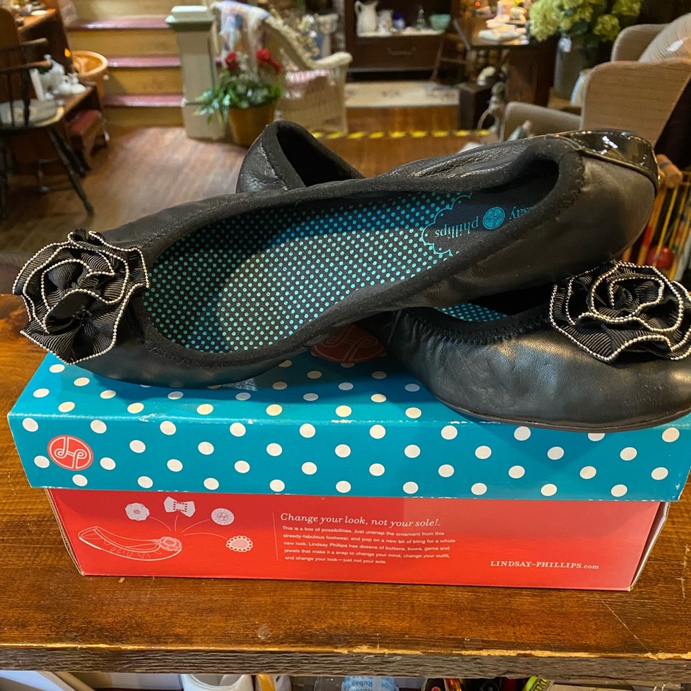 Lindsay Phillips Black Flats 8.5 you can change snaps in these NIB